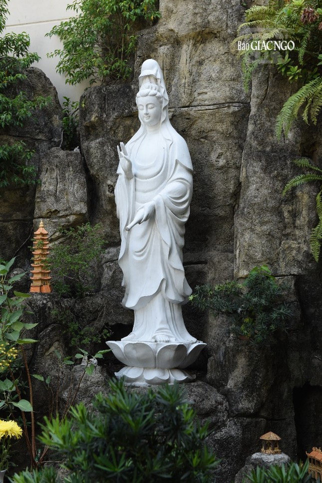 Tôn tượng Quán Âm Bồ-tát trong khuôn viên chùa Hải Quang (Q.Tân Bình, TP.HCM)