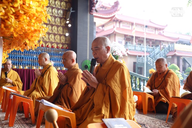 Thượng tọa Thích Quảng Chơn sám chủ buổi lễ