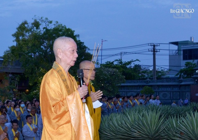 Hòa thượng Thích Trí Quảng nguyện hương