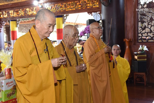 Chư tôn giáo phẩm niêm hương bạch Phật