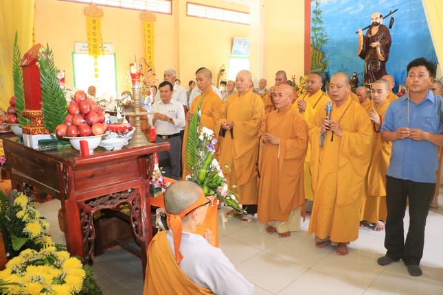 Chư tôn đức, đại biểu thắp hương cầu nguyện Chư tôn đức, đại biểu thắp hương cầu nguyện