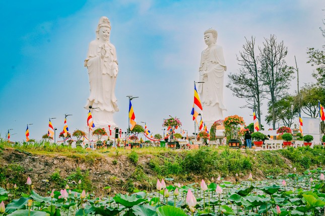 Tôn tượng Đức Phật A Di Đà và Bồ-tát Quán Thế Âm được an vị tại chùa Phù Sơn