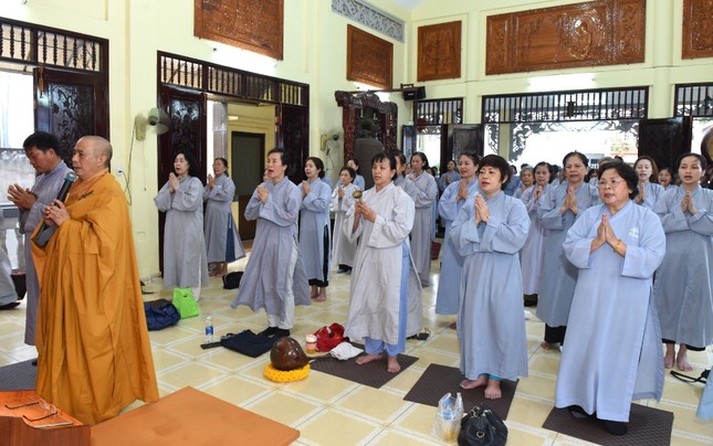 Thượng tọa Thích Tâm Chơn hướng dẫn Phật tử đảnh lễ Tam bảo