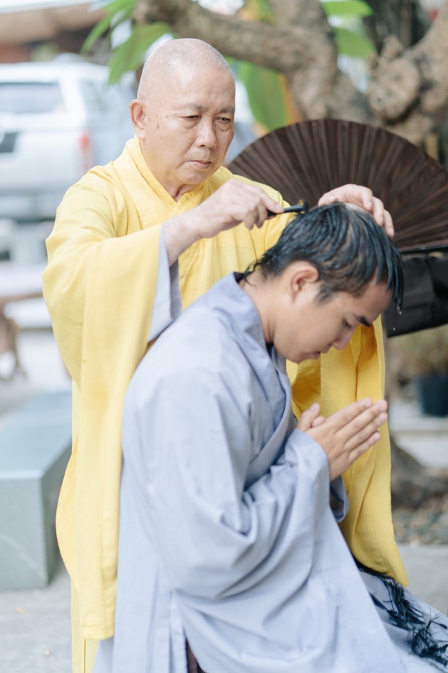 Hòa thượng Thích Hoằng Tri làm lễ thế phát