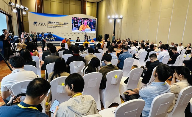 Phiên hội thảo “Hòa hợp tôn giáo và hiểu biết lẫn nhau của các nền văn minh” có sự tham dự của nhiều đại biểu