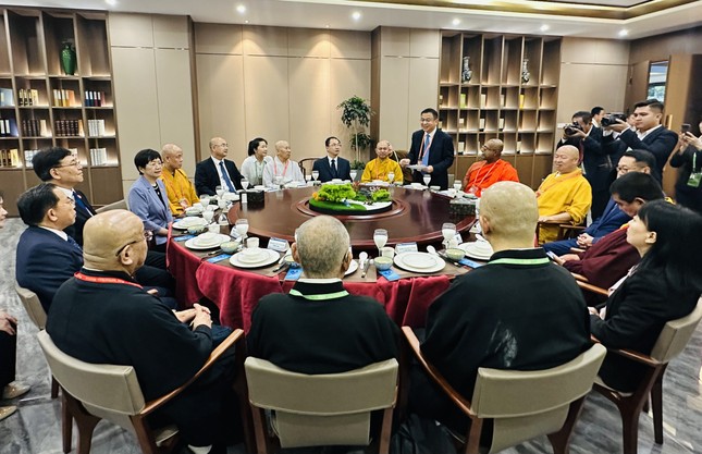 Thượng tọa Thích Đức Thiện gặp gỡ và trao đổi Phật sự với chư tôn giáo phẩm đến từ nhiều quốc gia, khu vực nhân dịp tham dự diễn đàn
