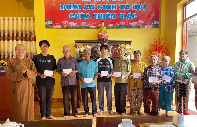 Trao quà hỗ trợ các gia đình khó khăn, có người thân mất trong đại dịch Covid-19 Trao quà hỗ trợ các gia đình khó khăn, có người thân mất trong đại dịch Covid-19