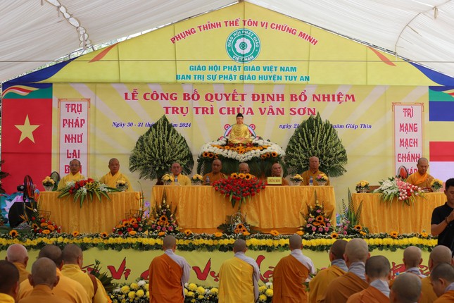 Chư tôn đức chứng minh