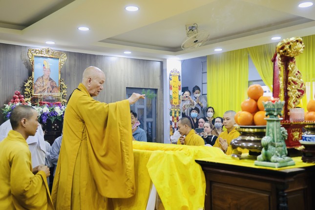 Trưởng lão Hòa thượng Thích Huệ Minh sái tịnh kim quan Trưởng lão Hòa thượng Thích Huệ Minh sái tịnh kim quan