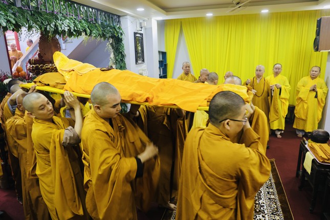 Cung thỉnh nhục thân Thượng tọa tân viên tịch nhập kim quan Cung thỉnh nhục thân Thượng tọa tân viên tịch nhập kim quan