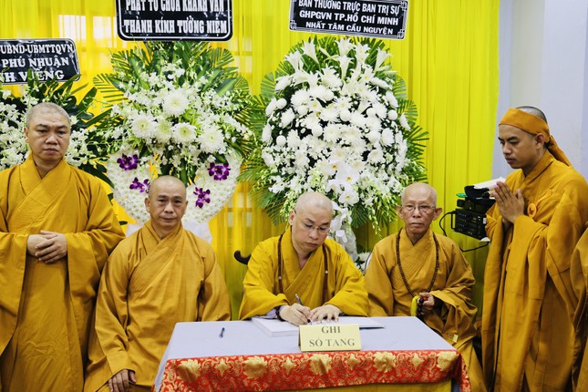 Thượng tọa Thích Minh Nhựt, Trưởng ban Trị sự GHPGVN Q.Phú Nhuận ghi sổ tang lưu niệm Thượng tọa Thích Minh Nhựt, Trưởng ban Trị sự GHPGVN Q.Phú Nhuận ghi sổ tang lưu niệm