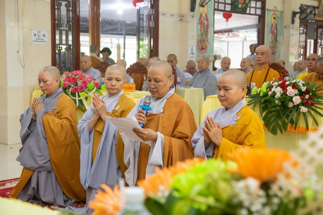 Sư cô Thích nữ Tuệ Đức, tân trụ trì chùa Tân Bửu dâng lời phát nguyện Sư cô Thích nữ Tuệ Đức, tân trụ trì chùa Tân Bửu dâng lời phát nguyện