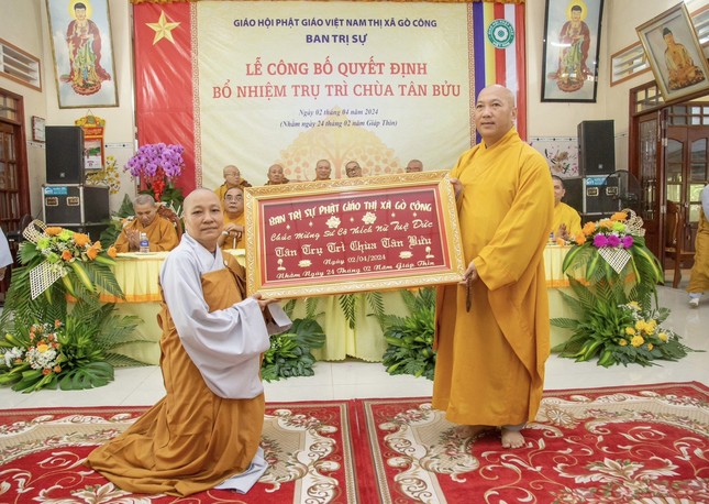 Ban Trị sự GHPGVN TX.Gò Công tặng quà chúc mừng Ban Trị sự GHPGVN TX.Gò Công tặng quà chúc mừng