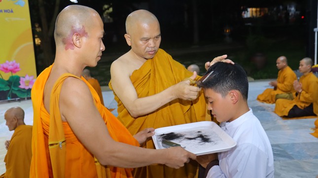 Xuống tóc xuất gia gieo duyên