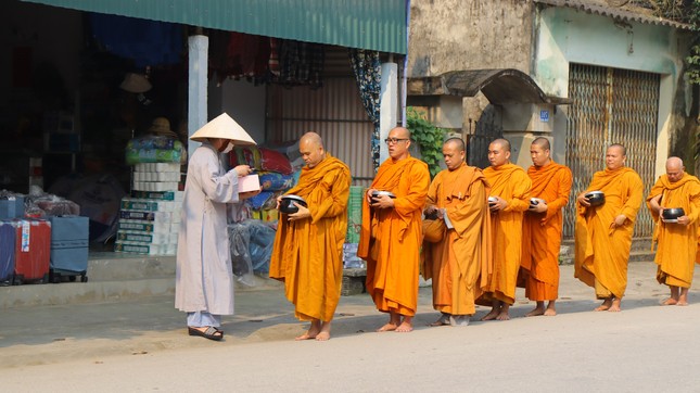 Trì bình khất thực hóa duyên