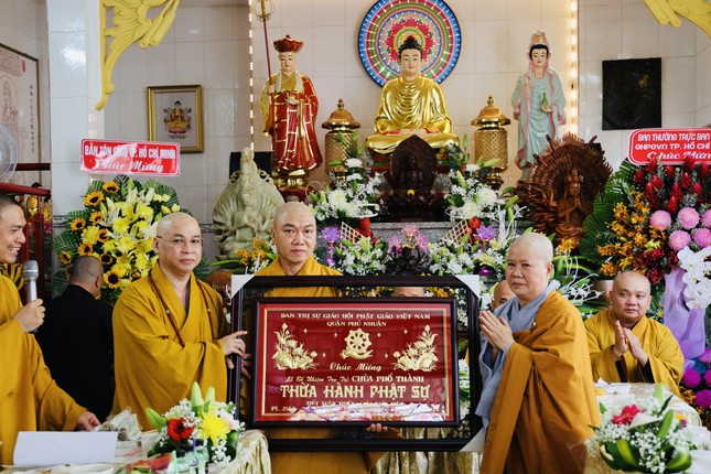 Ban Trị sự GHPGVN Q.Phú Nhuận tặng quà chúc mừng đến Sư cô tân trụ trì Ban Trị sự GHPGVN Q.Phú Nhuận tặng quà chúc mừng đến Sư cô tân trụ trì