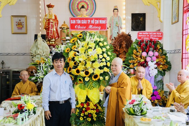 Ban Tôn giáo TP.HCM tặng hoa chúc mừng Ban Tôn giáo TP.HCM tặng hoa chúc mừng
