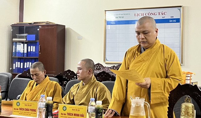 Đại đức Thích Minh Hải báo cáo về tình hình và kết quả thực hiện công tác Phật sự trong quý I - 2024