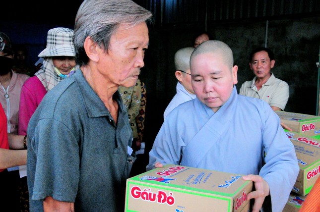 Ni sư Thích nữ Như Nguyệt trao quà đến bà con có hoàn cảnh khó khăn