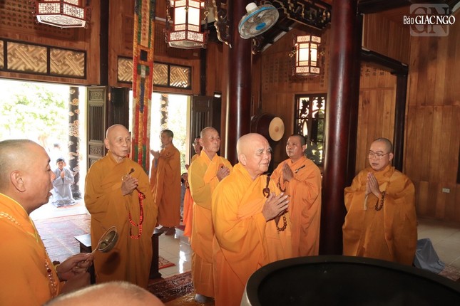 Hòa thượng Thích Thanh Đàm cử hành khóa lễ cúng ngọ