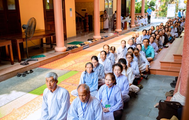 Phật tử tham dự lễ khai mạc, phát nguyện hộ trì khóa tu Phật tử tham dự lễ khai mạc, phát nguyện hộ trì khóa tu