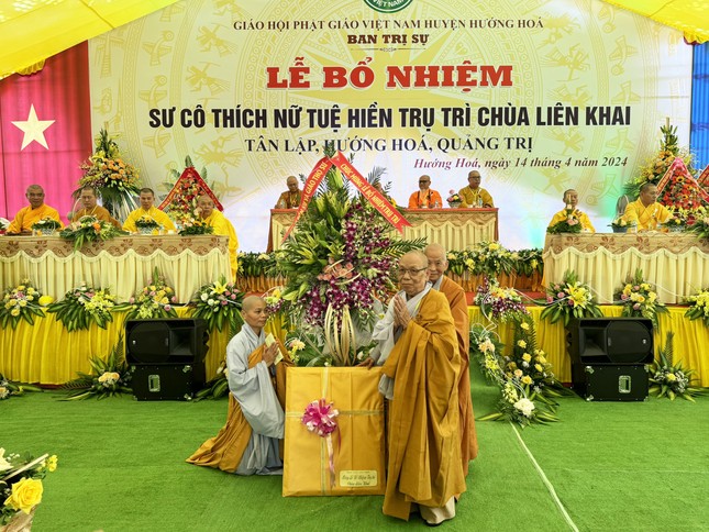 Sư cô Thích nữ Tuệ Hiền đón nhận hoa, quà chúc mừng Sư cô Thích nữ Tuệ Hiền đón nhận hoa, quà chúc mừng