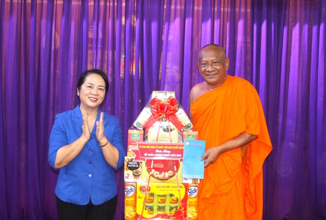 Chủ tịch Ủy ban MTTQVN TP.HCM Trần Kim Yến tặng quà chúc Tết Chôl Chnăm Thmây Chủ tịch Ủy ban MTTQVN TP.HCM Trần Kim Yến tặng quà chúc Tết Chôl Chnăm Thmây