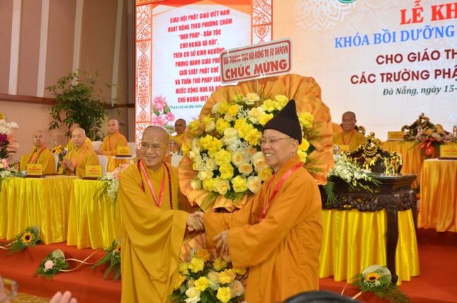 Ban Thường trực Hội đồng Trị sự tặng hoa chúc mừng Ban Thường trực Hội đồng Trị sự tặng hoa chúc mừng