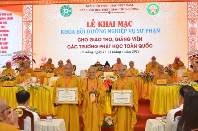 Trao Bằng tuyên dương công đức đến Ban Giáo dục Phật giáo T.Ư Trao Bằng tuyên dương công đức đến Ban Giáo dục Phật giáo T.Ư