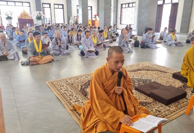 Chư Tăng hướng dẫn đại chúng tụng kinh