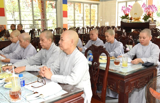 Chư Ni tham dự phiên họp
