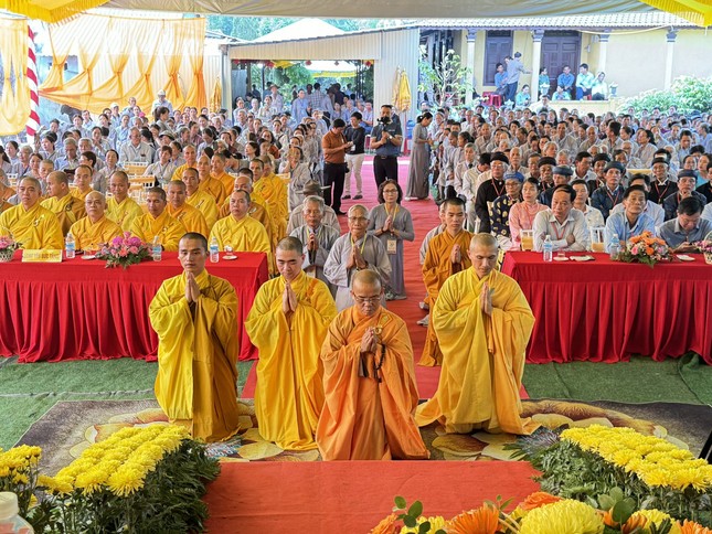 Thượng toạ Thích Khánh Chơn dâng lời phát nguyện Thượng toạ Thích Khánh Chơn dâng lời phát nguyện
