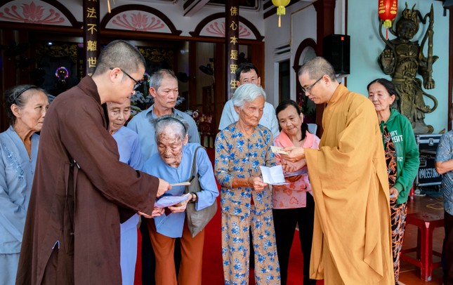 Trao quà đến các hoàn cảnh khó khăn tại địa phương Trao quà đến các hoàn cảnh khó khăn tại địa phương