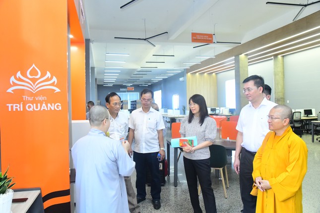 Thượng tọa Thích Nhật Từ hướng dẫn đoàn khảo sát các địa điểm