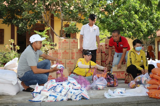 Chuẩn bị các phần quà để trao tặng bà con