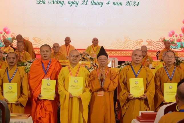 Trao Giấy chứng nhận hoàn thành các học đến các học viên