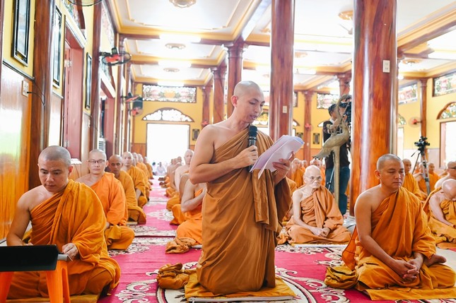 Đại đức Thích Giác Thống báo cáo tổng kết khóa tu Đại đức Thích Giác Thống báo cáo tổng kết khóa tu