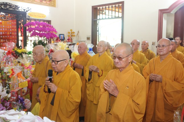 Chư tôn giáo phẩm thắp hương tưởng niệm Chư tôn giáo phẩm thắp hương tưởng niệm