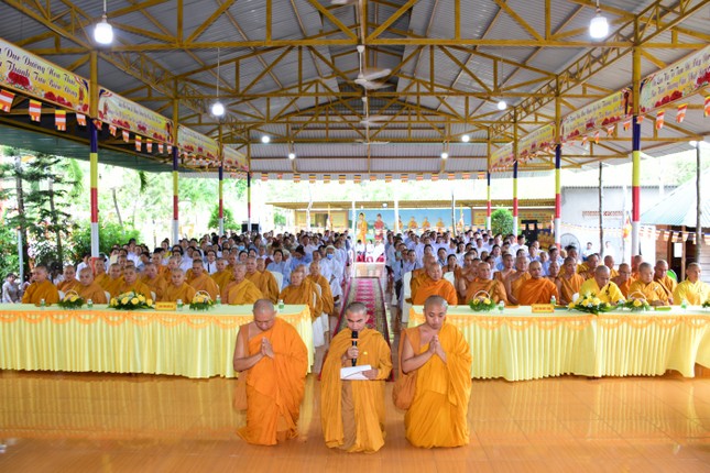 Đại đức Minh Chức dâng lời cảm niệm ân sư