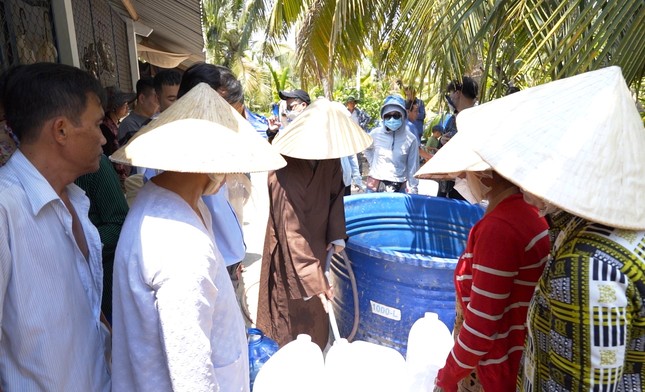 Bơm nước vào thùng nhựa... Bơm nước vào thùng nhựa...