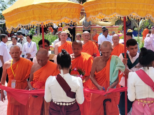 Cắt băng khánh thành chánh điện chùa Giồng Tranh