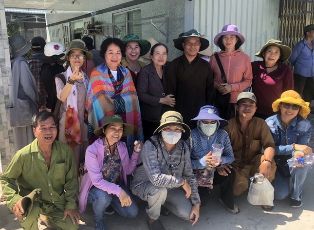 Đoàn từ thiện chùa Hải Đức đến với bà con vùng hạn mặn tại Tiền Giang Đoàn từ thiện chùa Hải Đức đến với bà con vùng hạn mặn tại Tiền Giang