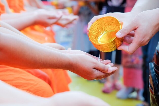 Rửa tay cho chư Tăng Rửa tay cho chư Tăng