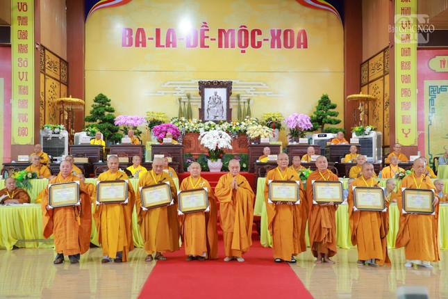 Tặng Bằng tuyên dương công đức đến chư tôn đức giới sư đàn Sa-di Tặng Bằng tuyên dương công đức đến chư tôn đức giới sư đàn Sa-di