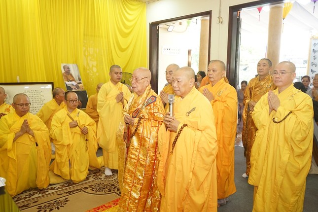 Chư tôn giáo phẩm thắp hương tưởng niệm Chư tôn giáo phẩm thắp hương tưởng niệm