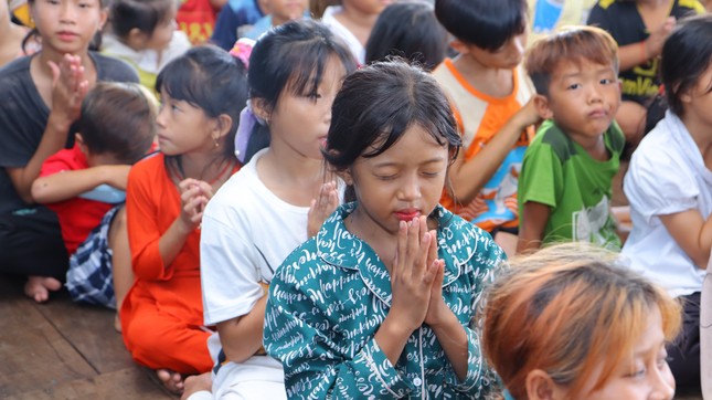Các em học sinh Trường Tiểu học Việt Nam tại xã Chong Kneas đến nhận quà