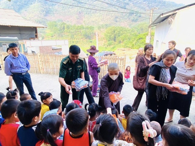 Trao quà đến các em học sinh điểm Trường Mầm non bản Cang, xã Mường Chanh