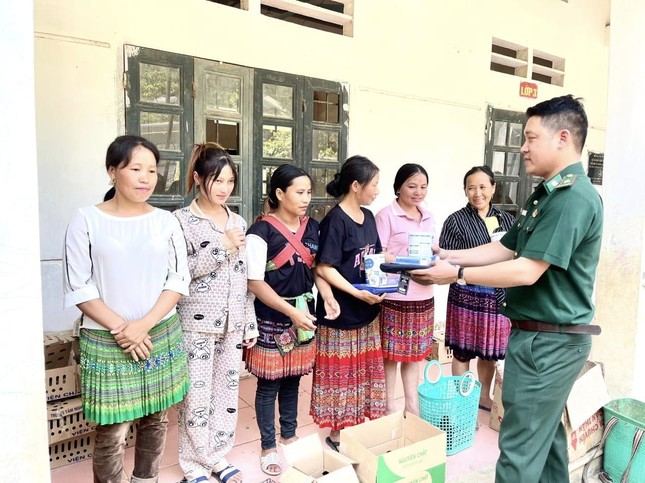 Đồn Biên phòng Tam Chung trao quà tại bản Suối Phái