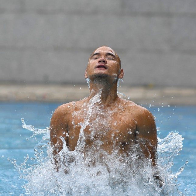 Hồng Lợi là vận động viên khuyết tật bơi lội cấp quốc gia. Anh thi đấu với 3 nội dung chính: 100 - 200 - 400m tự do nam, hạng thương tật S6 Hồng Lợi là vận động viên khuyết tật bơi lội cấp quốc gia. Anh thi đấu với 3 nội dung chính: 100 - 200 - 400m tự do nam, hạng thương tật S6