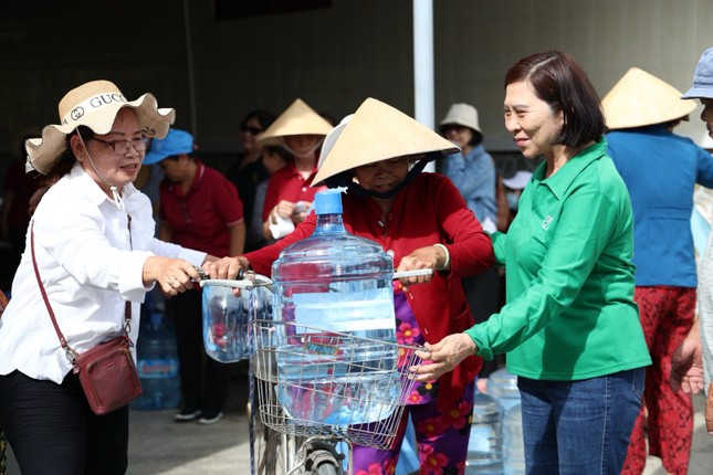 Người dân vui mừng vận chuyển các bình nước sạch về nhà Người dân vui mừng vận chuyển các bình nước sạch về nhà